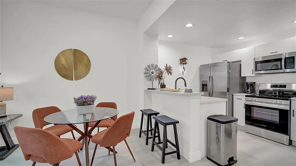 3 bed, 2.0 bath, 1296 sqft, $2,400 — Photo 4