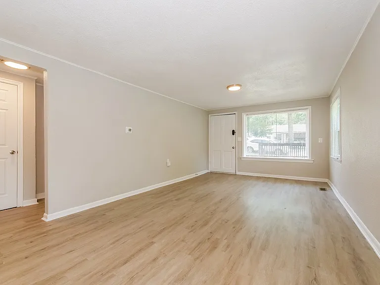 1062685_020_living_room_12891799.jpg