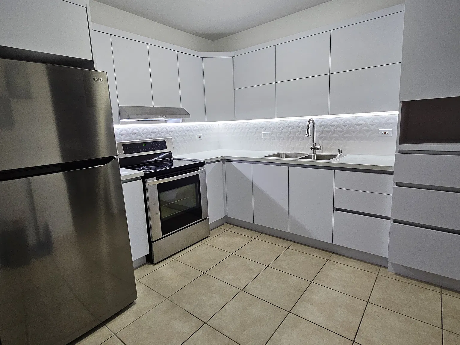 3 bed, 2698 sqft, $1,900 — Photo 3