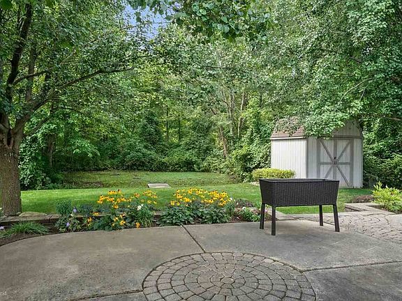 3rd image of 59555 Whitewood Dr