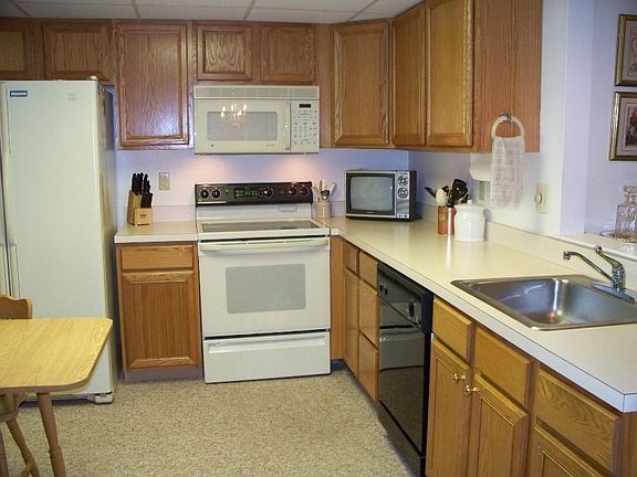 Eat-In Kitchen w/Pass Thru