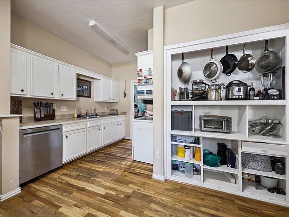 4th image of 4615 Woodside St