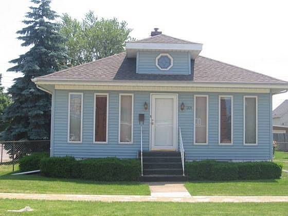 1st image of 301 W 11th St