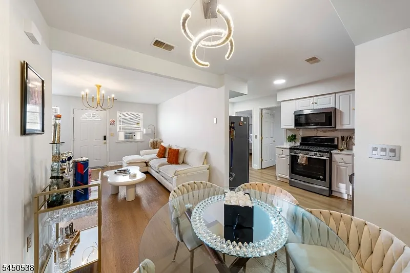 2 bed, 1.0 bath, $3,000 — Photo 4