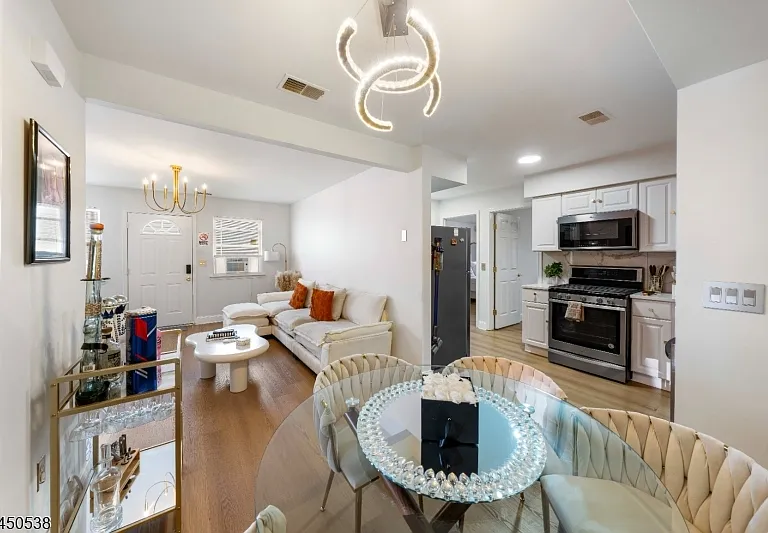 133 Port Ave — Photo 4