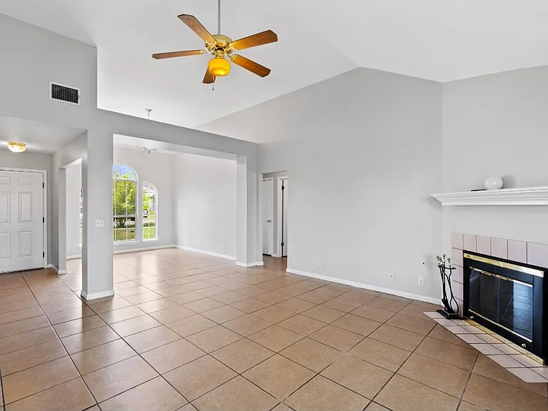604 Maplecreek Dr — Photo 7