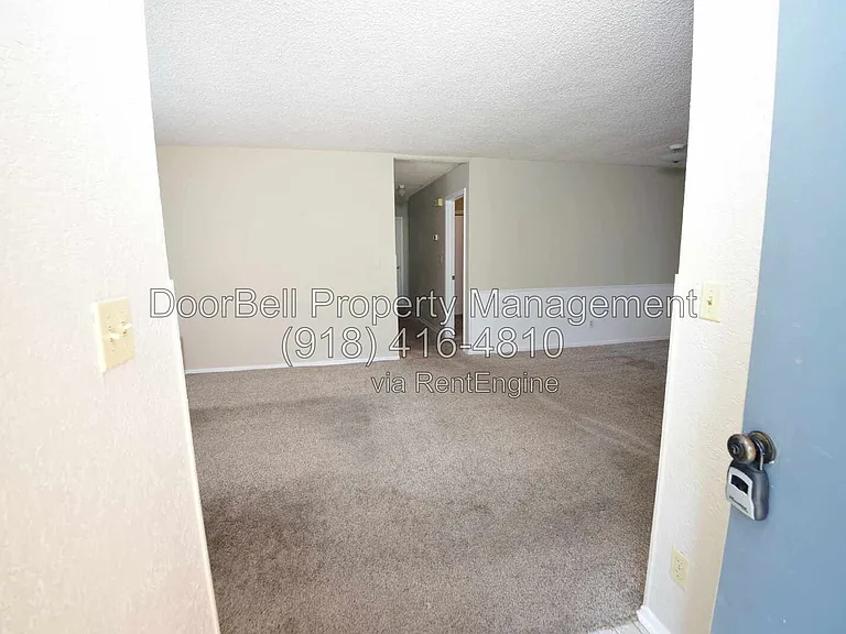 740 W Commercial St — Photo 10