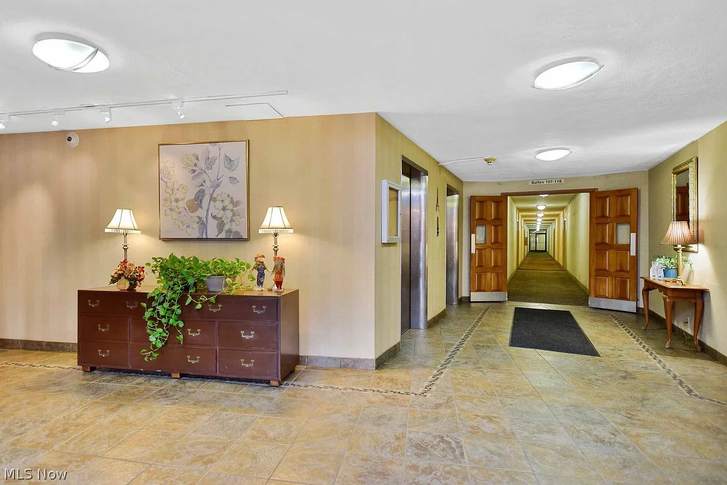 2 bed, 1.0 bath, 864 sqft, $1,800 — Photo 4