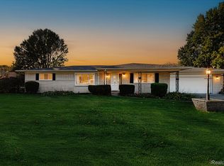 37159 Almont Dr E, Sterling Heights, MI 48310