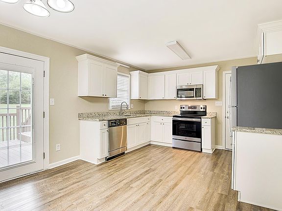4th image of 3964 Summit Dr