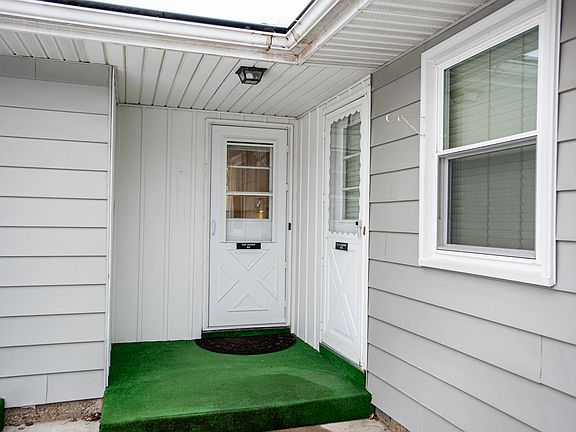 3rd image of 902 Andover Ct SE