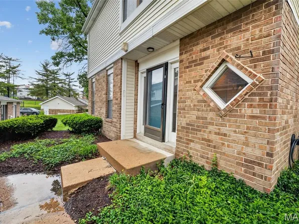 2047 Kentmore Ln, Chesterfield, MO 63017
