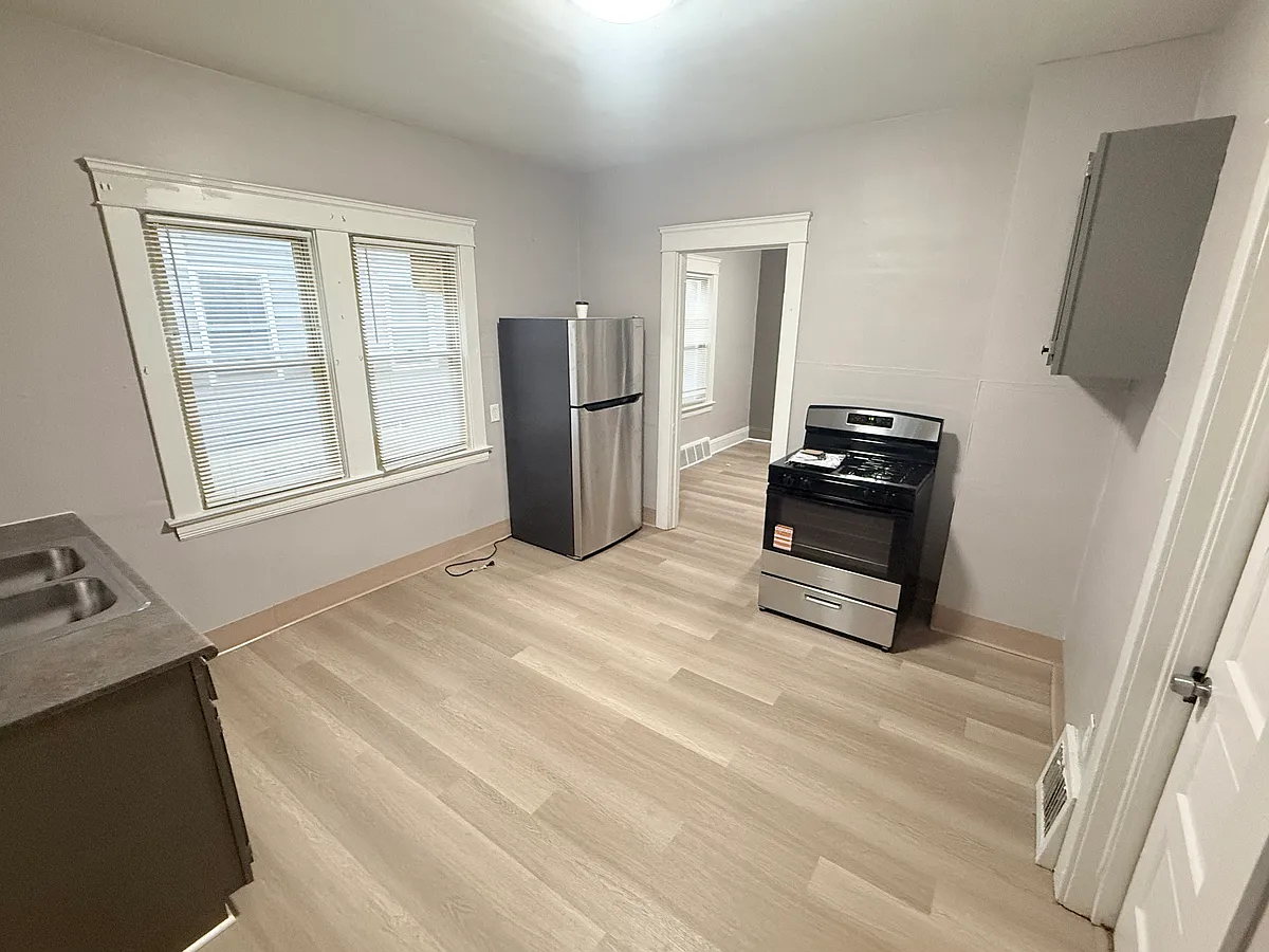 Building Photo - 2807 E 124th St #1