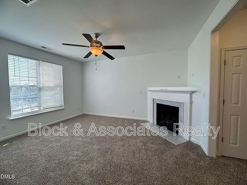 2 bed, 2.5 bath, 1500 sqft, $1,600 — Photo 2