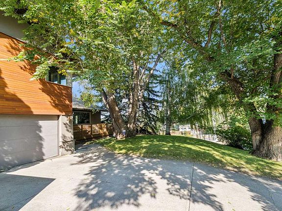 3rd image of 504 SE Crescent Blvd SW