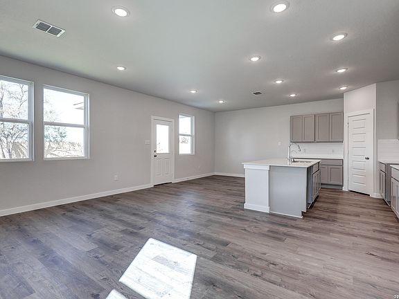 4th image of 5526 Franklin Hills
