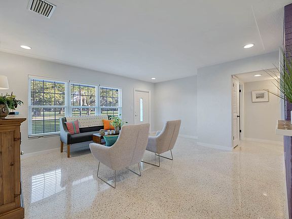 5th image of 2135 Desoto Way S
