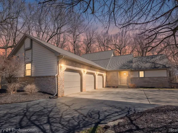 624 Highland Dr, Oxford, MI 48371