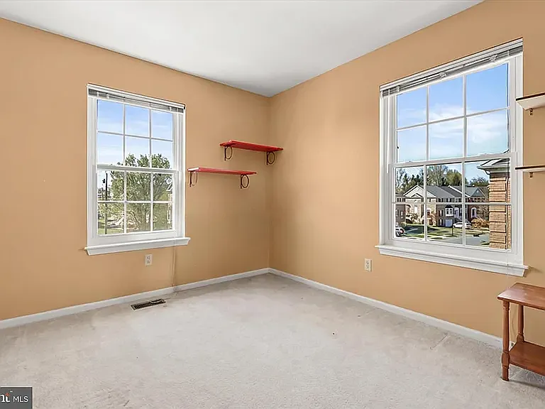 9410 Georgian Way — Photo 5