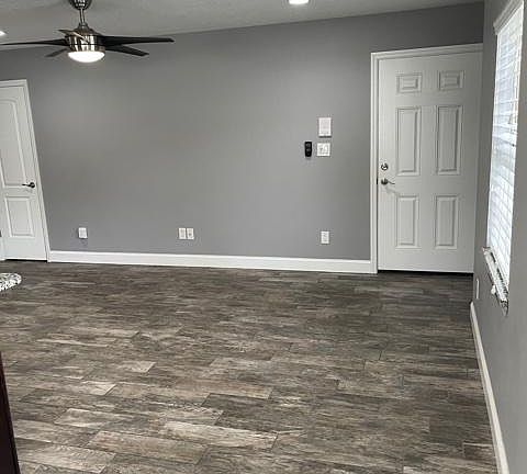 4th image of 4071 Edgewater Dr APT 2