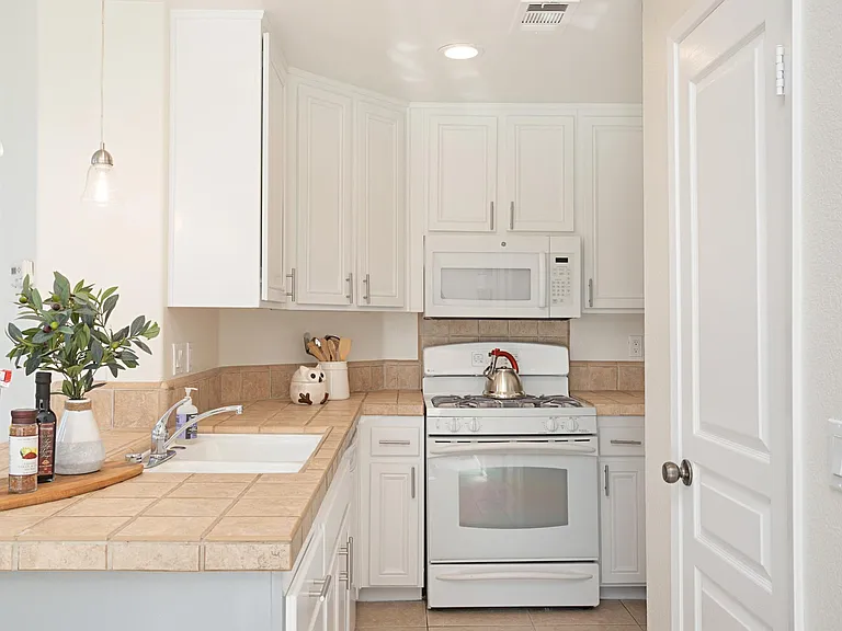 577 Almond Rd — Photo 8