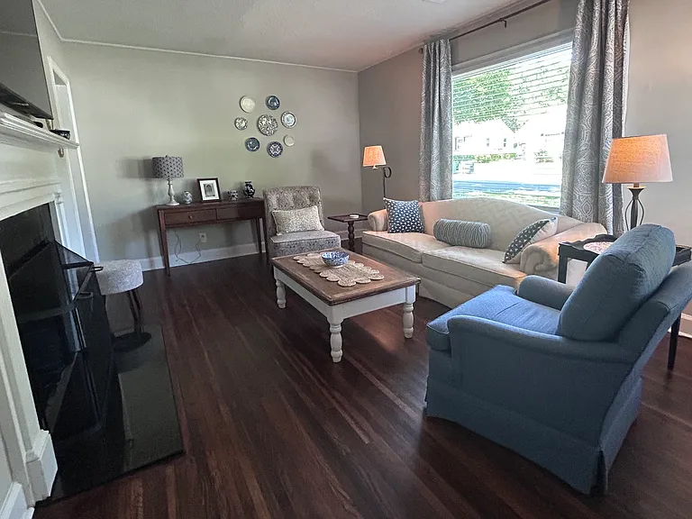 2328 Edison St — Photo 2