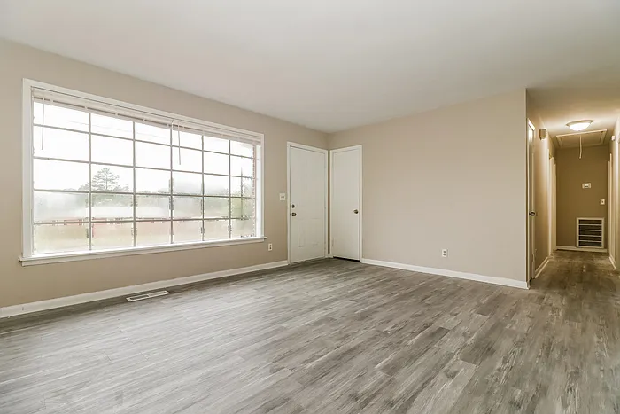 821 Hillside Dr — Photo 3