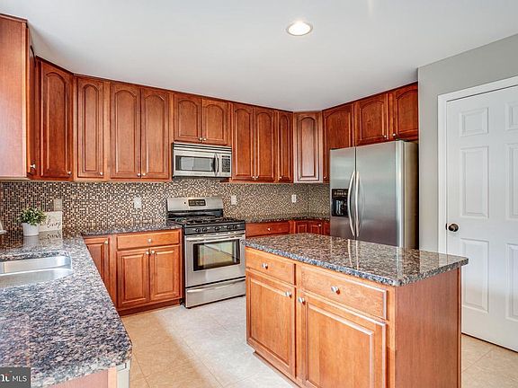 Gourmet kitchen with granite & tile backsplash