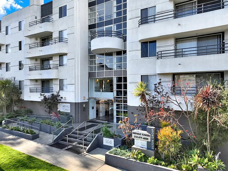 Midvale Towers — Photo 12