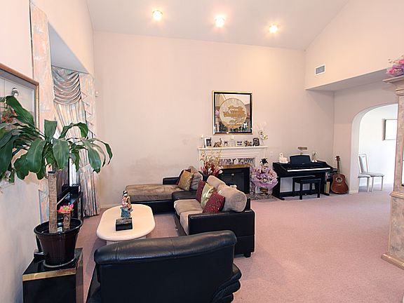 2nd image of 5749 Primrose Ave