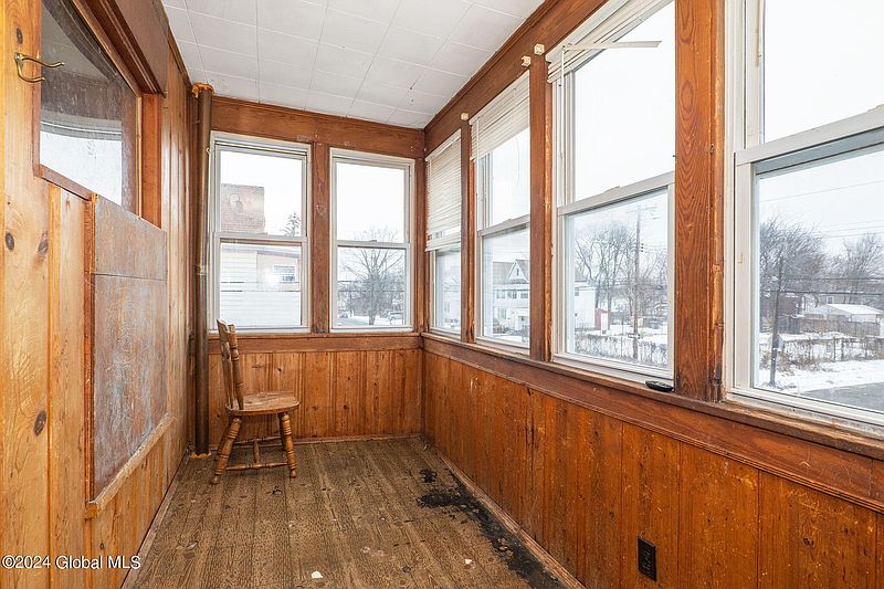 4th image of 1052 Cutler Street