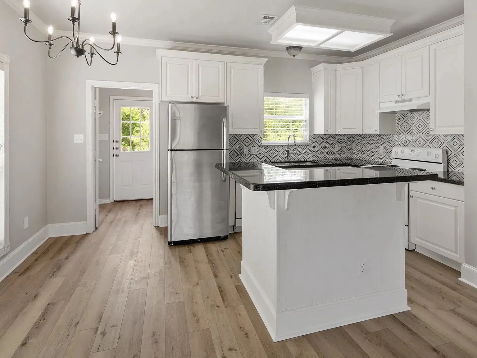 4 bed, 2.0 bath, 1625 sqft, $2,600 — Photo 2