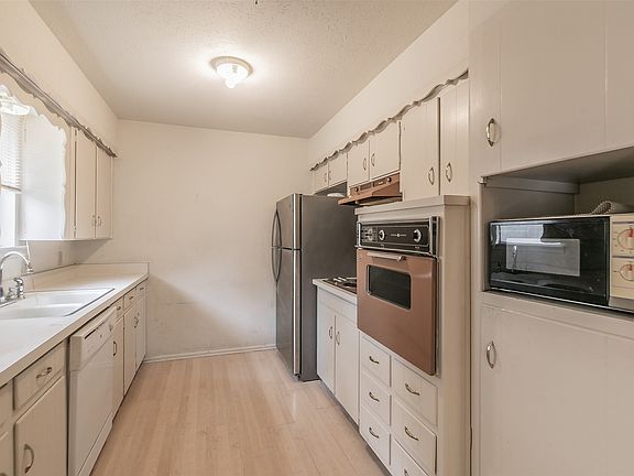 5th image of 7412 Meadowcrest Dr