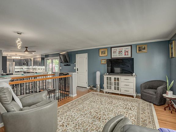 4th image of 738 Meadow Wood Dr