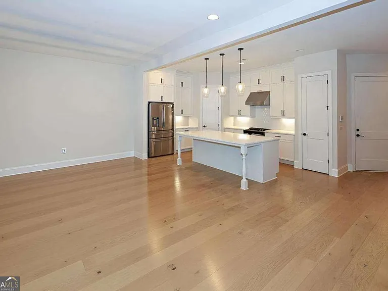 1860 Commons Pl NW — Photo 5