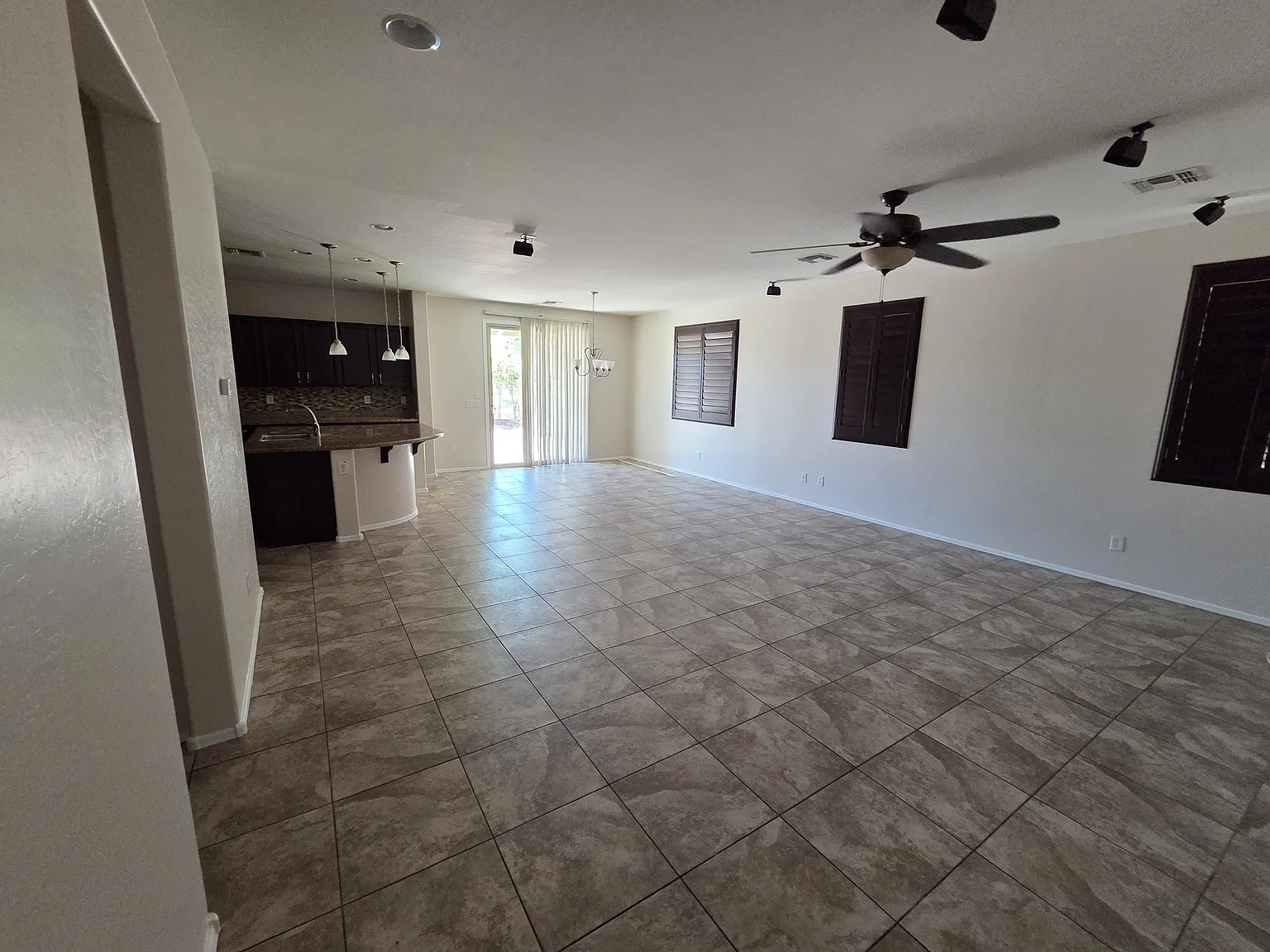 3 bed, 2.5 bath, 1940 sqft, $2,100 — Photo 4