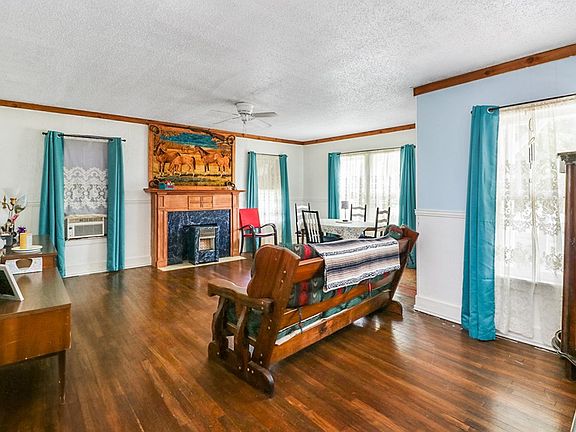 4th image of 605 W Walnut St