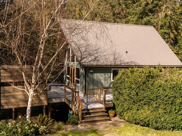 1470 Tunstall Blvd, Bowen Island, BC V0N 1G2