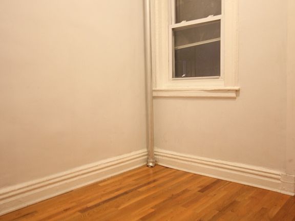 2nd image of 940 Kent Ave #3RS