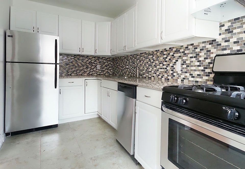 1st image of 2918 Devereaux Ave