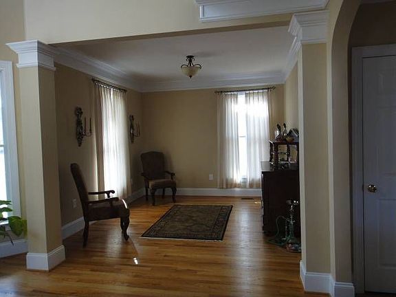 3rd image of 1806 Honeysuckle Dr