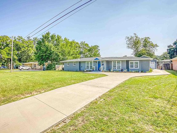 2nd image of 3915 Bayou Blvd