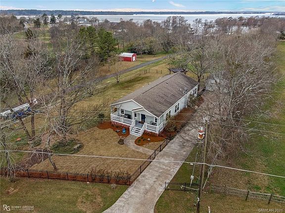 2nd image of 3276 Lakewood Dr