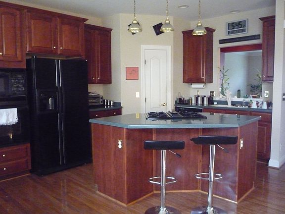 Gourmet kitchen with island