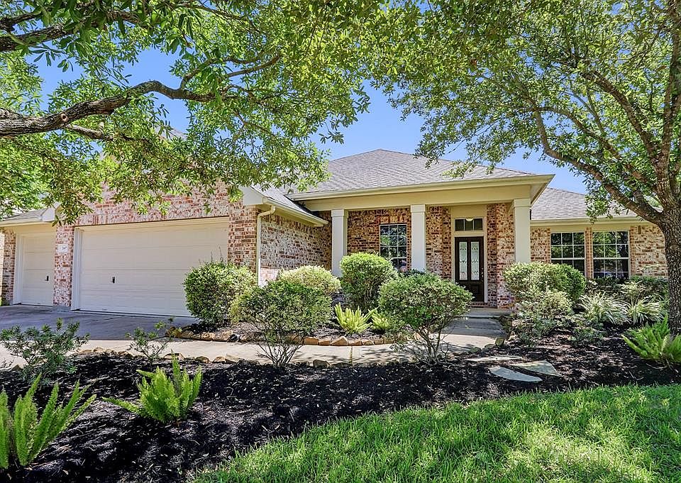 Welcome to 2607 Jack Pine, welcome home!