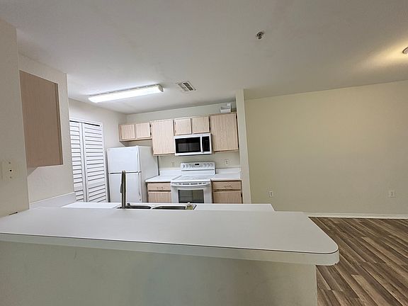 5th image of 5455 Vineland Rd APT 3208
