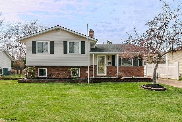 1st image of 466 Waterbury Dr