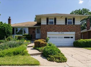 920 Bromton Dr, Westbury, NY 11590