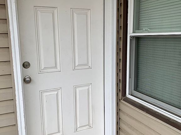 4th image of 146 Maplewood Ave #2R