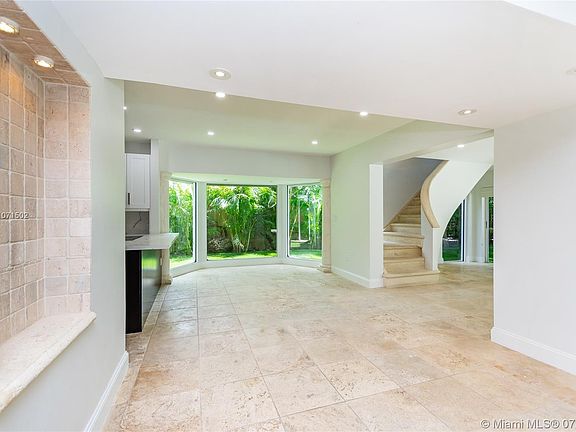 5th image of 3581 Poinciana Ave